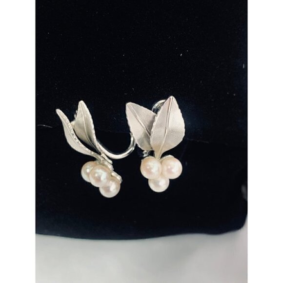 Vintage KREMENTZ Signed Silver-tone Leaves and Cultured Pearls ScrewBack Earring - Picture 3 of 9